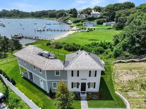 33 Oyster Place Rd, Cotuit, MA 02635
