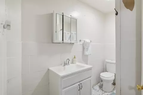 Bath - 127 Dickinson St, Springfield, MA 01108 photo 1 of 3
