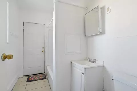 Bath - 127 Dickinson St, Springfield, MA 01108 photo 3 of 3