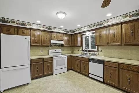 Kitchen - 4 Carby Dr, Mendon, MA 01756 photo 2 of 4