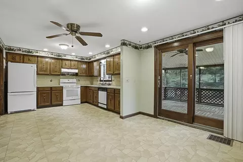 Kitchen - 4 Carby Dr, Mendon, MA 01756 photo 3 of 4