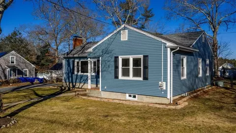 25 Pershing Ave, Acushnet, MA 02743 photo 2