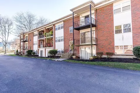 36 Pleasant Dr #42, Stoughton, MA 02072