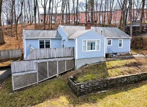 6 Roald St, Worcester, MA 01605