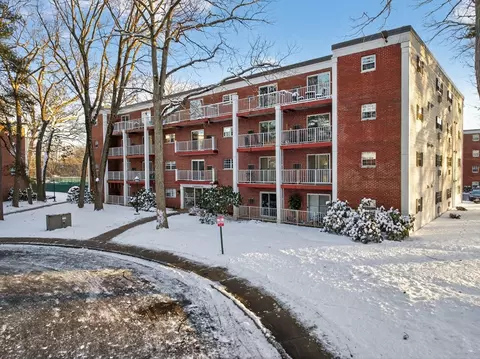 55 Greentree Ln #47, Weymouth, MA 02190