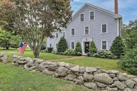 3 Rockland St, Dartmouth, MA 02748