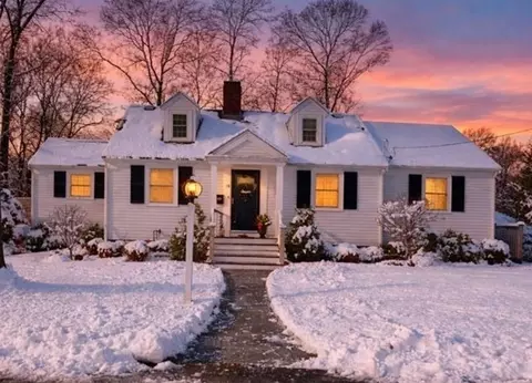 19 Lantern Ln, Hingham, MA 02043