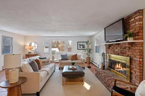 Living - 70 Maverick St, Marblehead, MA 01945 photo 1 of 2