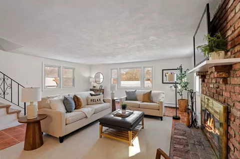 Living - 70 Maverick St, Marblehead, MA 01945 photo 2 of 2