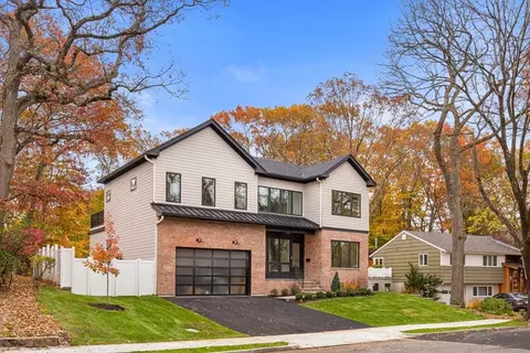 16 Dorcar Rd, Chestnut Hill, MA 02467