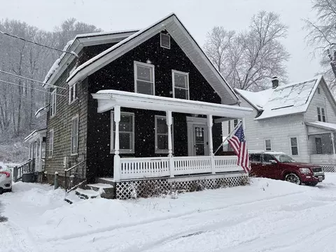 8 Water St, Greenfield, MA 01301