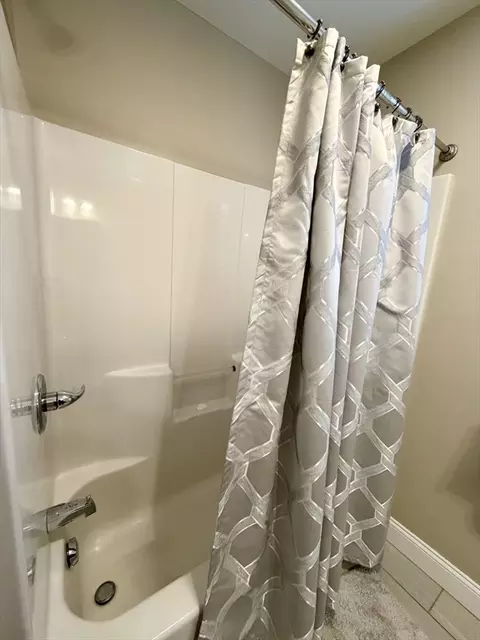 Bath - 173 Russell St, Springfield, MA 01104 photo 2 of 4