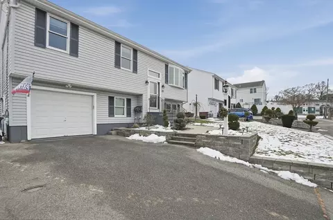 33 Warner St, Fall River, MA 02720 photo 3