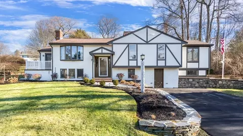 201 Crossfield Rd, Franklin, MA 02038