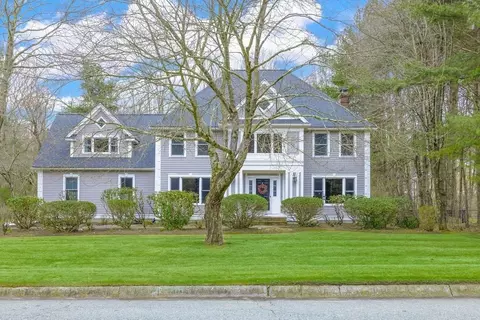 8 Woodhaven Dr, Franklin, MA 02038