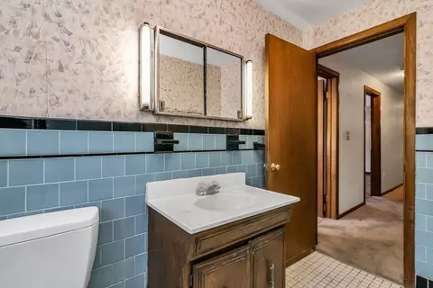 Bath - 31 Webster Ave, Beverly, MA 01915 photo 2 of 2