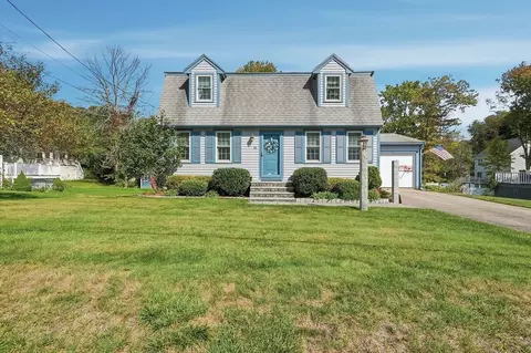 35 Orchard St, Amesbury, MA 01913