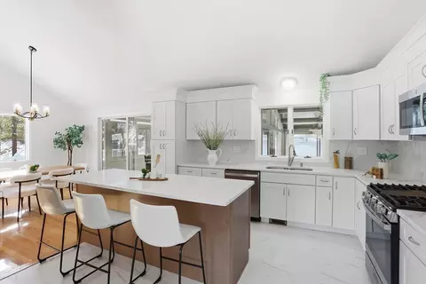 25 Glenridge Dr, Bedford, MA 01730