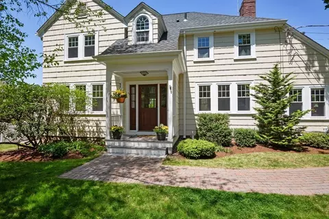 212 Hawthorne Ln, Concord, MA 01742