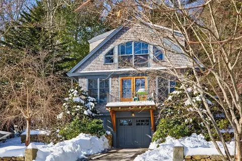 19 Whitecaps Dr, Falmouth, MA 02536