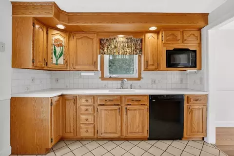 Kitchen - 231 Dayton St, Springfield, MA 01118 photo 3 of 4