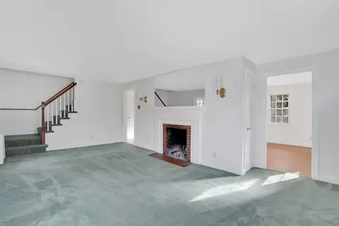 Living - 231 Dayton St, Springfield, MA 01118 photo 3 of 5