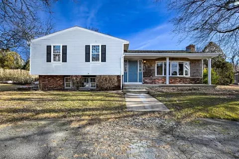 49 Broken Bow Ln, Teaticket, MA 02536