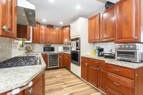 10 Dell St, Malden, MA 02148