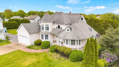 276 Shore St, Falmouth, MA 02540