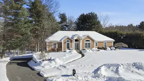 25 Winding Brook Ln, East Longmeadow, MA 01028