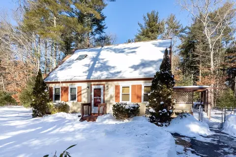 8 Windy Hill Dr, Wareham, MA 02576