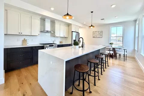 165 Everett St #7, Boston, MA 02128