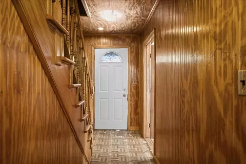 Entry Way - 52 Harrison St, Worcester, MA 01604 photo 4 of 6