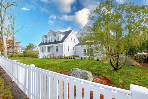 3 Pleasant St, Marion, MA 02738