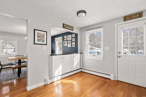 Entry Way - 2 Cobblers Ln, Beverly, MA 01915 photo 2 of 2