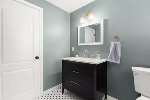 Bath - 2 Cobblers Ln, Beverly, MA 01915 photo 2 of 3