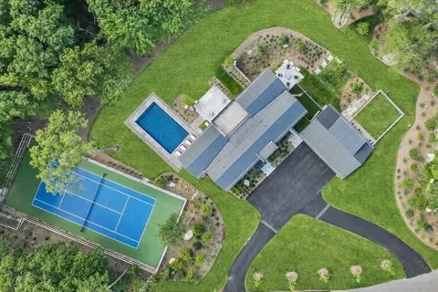 286 Country Dr, Weston, MA 02493