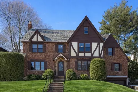 36 Goodnough Rd, Chestnut Hill, MA 02467