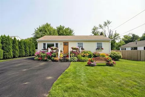 10 Longmeadow Dr, Wareham, MA 02571