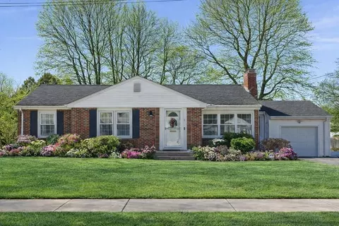 8 Westmont Rd, Shrewsbury, MA 01545