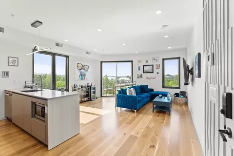 191 Condor St #9, Boston, MA 02128