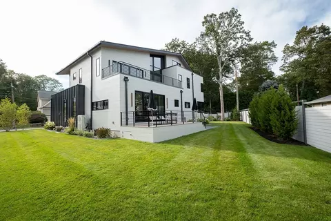 Exterior - 95 Deerfield Rd, Needham, MA 02492 photo 6 of 9