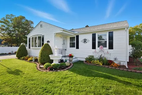 Exterior - 46 Overlea Dr, Springfield, MA 01119 photo 5 of 12