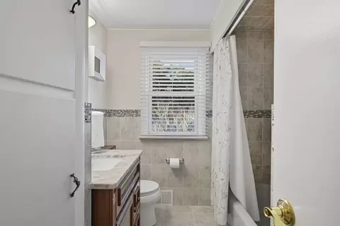 Bath - 46 Overlea Dr, Springfield, MA 01119 photo 1 of 2
