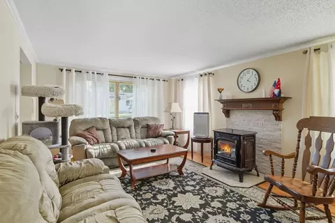 Living - 46 Overlea Dr, Springfield, MA 01119 photo 1 of 4