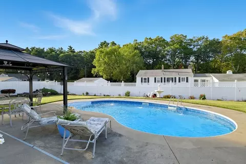 Exterior - 46 Overlea Dr, Springfield, MA 01119 photo 11 of 12