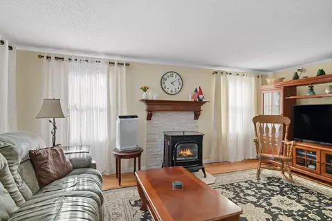 Living - 46 Overlea Dr, Springfield, MA 01119 photo 4 of 4
