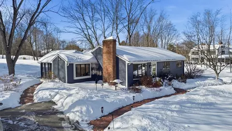 1 Hillcrest Rd, Bedford, MA 01730