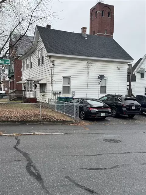 89 Mammoth Rd, Lowell, MA 01854