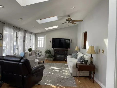 Living - 255 River St, Braintree, MA 02184 photo 1 of 2
